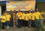 Foto-bareng-dengan-pengajar-SDN-114-Prafi