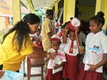 Pemberian-makanan-tambahan-oleh-Ketua-Ikatan-Istri-Partai-Golkar-PB