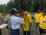 Perwakilan-siswa-mengalungkan-bunga-pada-Rudi-Timisela