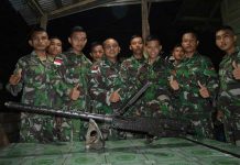 Warga Perbatasan Papua Serahkan Senjata Mesin Berat ke Satgas Pamtas Yonif 122/TS