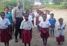 Salut, Polisi Ini Merangkap Jadi Guru Sukarela