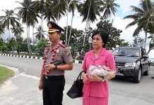Penanganan Kasus Korupsi Dana Haji Jalan Terus Kapolres Kaimana AKBP. Robertus A. Pandiangan, SIK, MH bersama istri