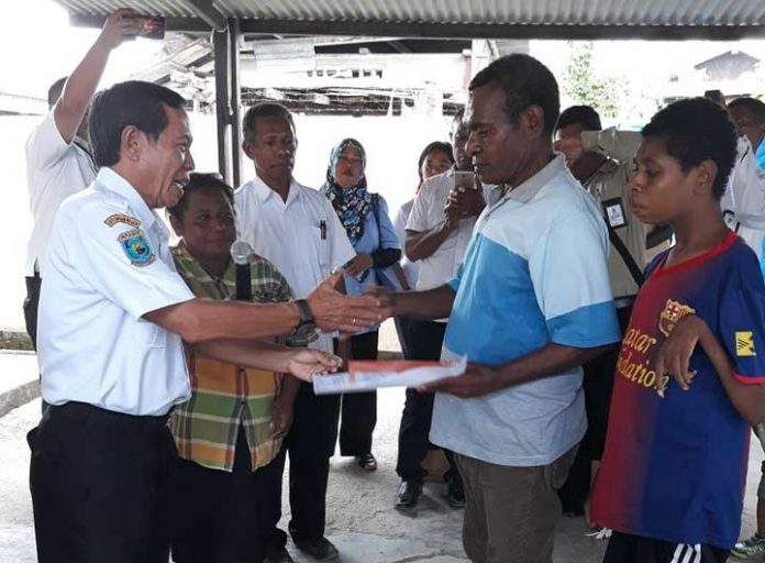 Penyerahan bansos tahap I untuk para penyandang cacat di Manokwari oleh Sekkab FM Lalenoh, Rabu (22/11).