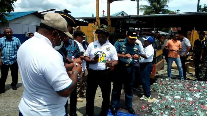 Gubernur Papua Barat Dominggus Mandacan dalam pemusnahan miras di pangkalan utama Fasharkan TNI AL Manokwari, Jumat (17/11)