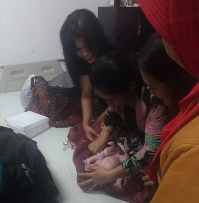 Relawan Kornas Indonesia membantu proses kelahiran putra Rusniawati.
