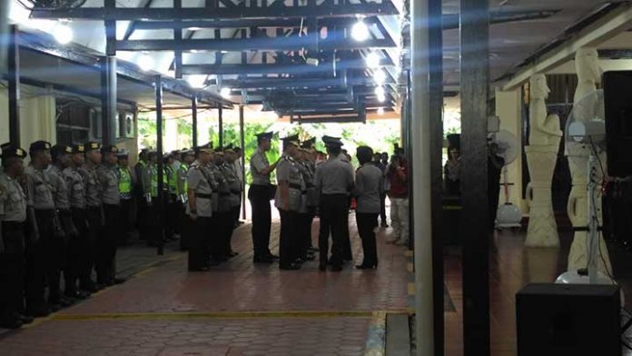 Kapolda Papua Barat Brigadir Jendral Polisi Rudolf Albert Rodja memimpin serah terima jabatan yang berlangsung di Mapolda Papua Barat, Jumat (24/11).