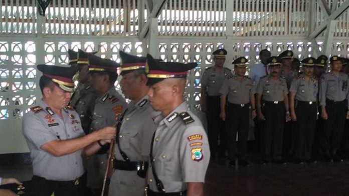 Kapolres Manokwari AKBP Christian Rony Putra dalam sertijab Kasat Reskrim, Kapolsek Oransbari, dan pengukuhan Kapolsek Masni, Rabu (15/11).