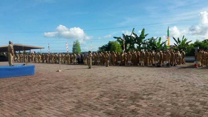 Sekkab Manokwari FM Lalenoh saat memimpin apel pagi Senin (13/11).