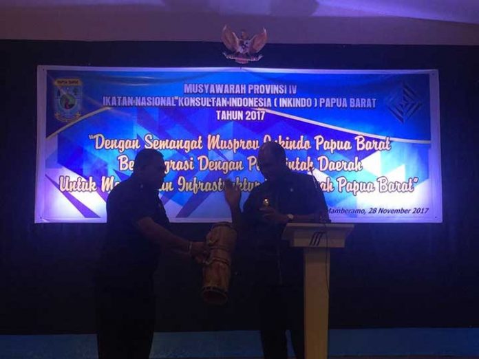 Wagub Papua Barat Mohamad Lakotani membuka Musprov IV Inkindo PB dengan menabuh tifa.