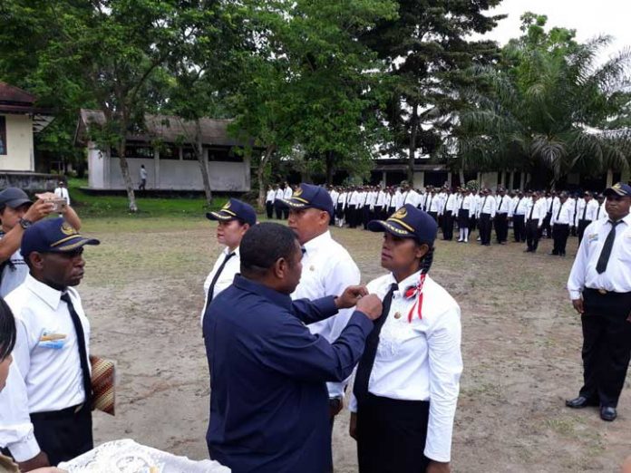 Bupati Manokwari Demas Paulus Mandacan dalam penutupan Diklat Prajabatan di di BLK Kehutanan, Sanggeng, Sabtu (9/12).