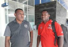 Bawa Petinju Baru, Kaimana Raih Posisi Dua Obeth Nanay (kanan) ketika berdiskusi dengan Kabag Humas Pemkab Kaimana di Bandar Udara Utarum Kaimana.