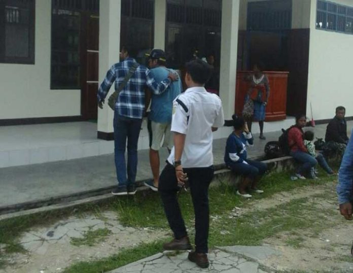 SHS mengenakan celana pendek putih saat dilimpahkan ke Kejari Sorong, Rabu (6/12).