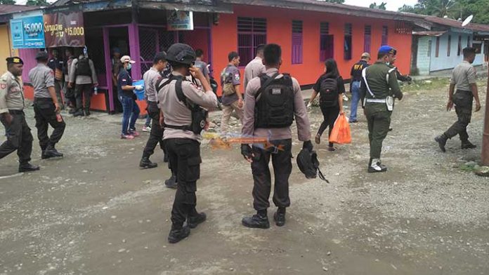 BNN bersama TNI/Polri dalam Operasi Bersinar di lokalisasi 55 Maruni, Sabtu (2/12).