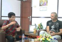 Peneliti AS Gali Tanaman Pangan Lokal ManSel Wakil Bupati ManSel, Wempie W. Rengkung SE, berdiskusi dengan peneliti asal AS, Joseph Simcox.