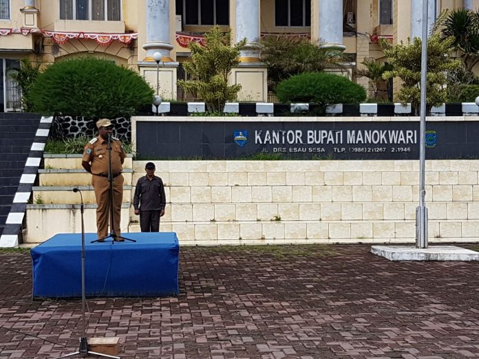 Bupati Manokwari Demas Paulus Mandacan memimpin apel, Senin (4/12).