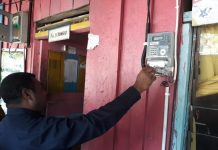 Listrik Jadi Kado Natal Empat Kampung di Manokwari Bupati Manokwari Demas Paulus Mandacan menghidupkan instalasi listrik di rumah seorang warga, Kamis (21/12).