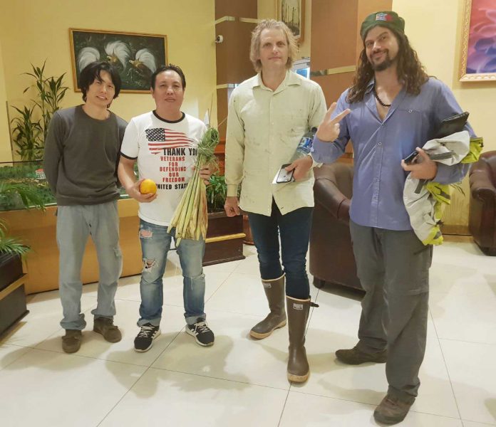 Joseph Simcox (kedua kanan), Patrick Simcox (kanan), warga Jepang yang turut dalam ekspedisi ke Manokwari, dan tim papuakini.co Mercys C Loho.
