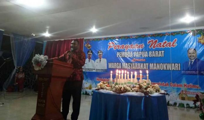 Ketua Panitia Natal Pemuda PB bersama masyarakat Manokwari, George Dedaida.