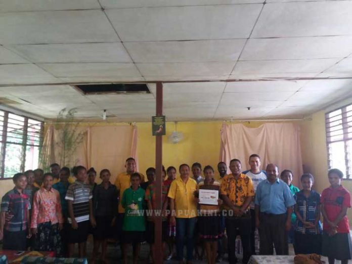 Kunjungan kasih panitia Natal Partai Golkar Papua Barat ke dua SPGJ di Manokwari, Kamis (14/12).