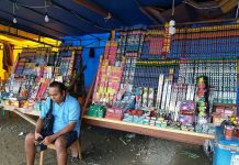 Jelang Natal dan Tahun Baru, Penjualan Kembang Api di Sorong Mulai Marak Salah satu lapak penjual kembang api di Kota Sorong.