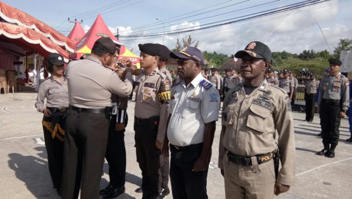 Kapolres Sorsel AKBP Romilus Tamtelahitu, S.Sos. M.Krim menyematkan tanda sebagai dimulainya Operasi Lilin Mansinam 2017 di Sorsel.