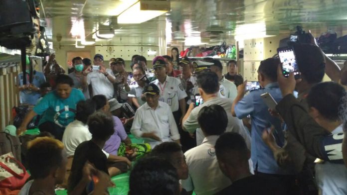 Menteri Perhubungan Ir. Budi Karya Sumadi berbincang dengan penumpang KM Tidar di pelabuhan Manokwari, Kamis (21/12).