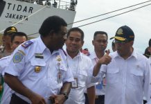 Tol Laut Untuk Rakyat, Menhub Ingatkan Distributor Harus Nasionalis Menhub, ir Budi Karya Sumadi, berdiskusi dengan Kadis Perhubungan Papua Barat, Max Sabarofek, dalma kunjungan ke anokwari, Kamis (21/12).