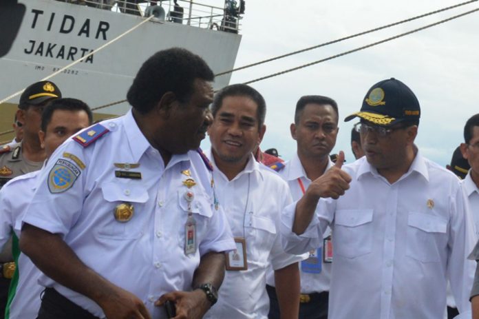Menhub, ir Budi Karya Sumadi, berdiskusi dengan Kadis Perhubungan Papua Barat, Max Sabarofek, dalma kunjungan ke anokwari, Kamis (21/12).