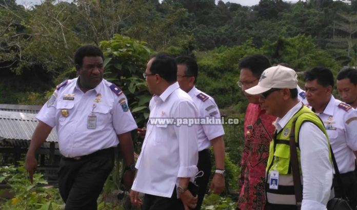Menhub, Ir Budi Karya Sumadi, berdiskusi dengan Kadis Perhubungan Papua Barat, Max Sabarofek di lokasi perpanjangan runway Bandara Rendani, Manokwari, Papua Barat, Kamis (21/12). (foto: Hendrik Akbar)