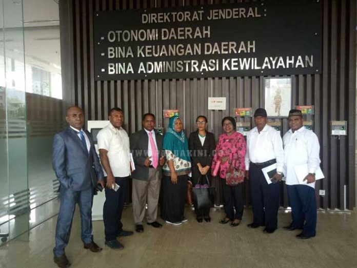 Foto bersama anggota MPRP usai pertemuan di Gedung Dirjen OTDA, Kamis (14/12).