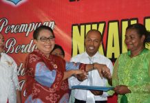 Menteri Yembise: Keluarga Kuat, Negara Kuat Menteri Pemberdayaan Perempuan dan Perlindungan Anak, Yohana Yembise, menyerahkan surat nikah pada salah satu pasangan nikah massal di aula Maranatha, KOta Sorong, Papua Barat, Kamis (21/12). (foto: ist/Penrem.)