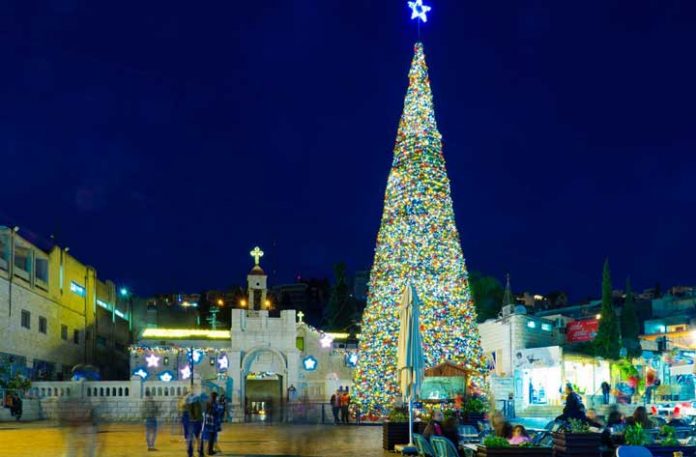 Pohon Natal di taman Mary’s Well Square, Nazareth. (foto: ist/Shutterstock.com)