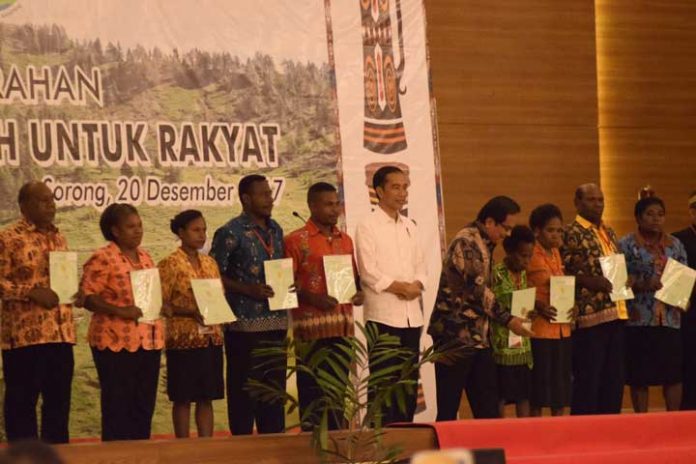 Presiden Joko Widodo foto bersama usai enyerahan 2568 sertifkat di Aimas Convention Center, Kabupaten Sorong, Papua Barat, Rabu (20/12). (foto: ist/Penrem)