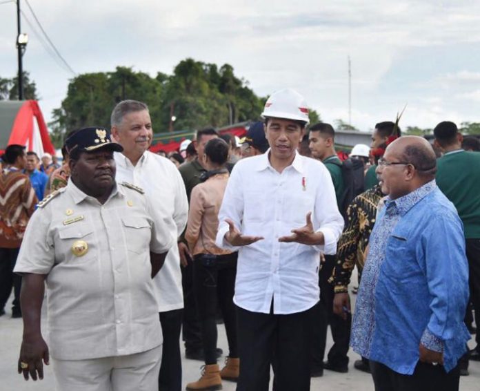 Presiden Joko Widodo berbincang dengan Gubernur Papua, Lukas Enembe, didampingi Dirut PLN Sofyan Basir dan Bupati Nabire Isaias Douw. (foto: ist/Rusman - Biro Pers Setpres.)