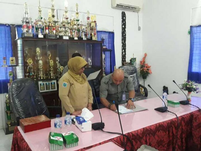 Mojasa Sirait, Kepala BPOM Papua Barat, ketika menandatangani MoU, disaksikan Sekkab Kaimana Rita Teurupun, S.Sos.