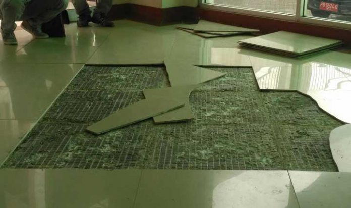 Tegel rusak di Rektorat Unipa. Foto dijepret Rabu (13/12).