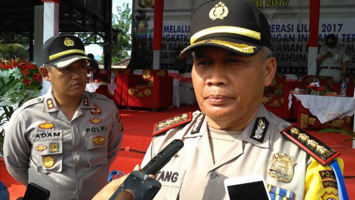 Wakapolda Papua Barat, Kombes Tatang (kiri), didampingi Kapolres Manokwari, AKBP Adam Erwindi.
