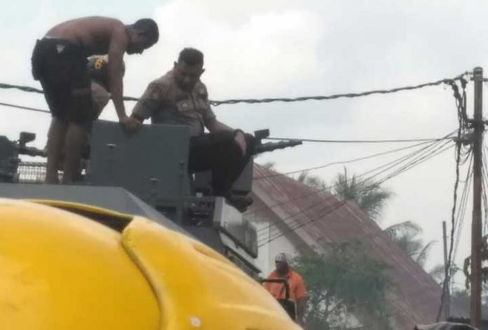 Water cannon Polda PB bantu padamkan kebakaran.