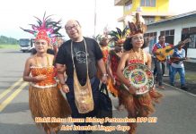 Hadiri Pameran Perumahan, Waketum DPP REI Tiba di Manokwari Wakil Ketua Umum Bidang Pertanahan DPP REI, sekaligus Ketua IKA Ikopin, Adri Istambul Lingga Gayo disambut secara adat saat tiba di Bandara Rendani, Manokwari, Papua Barat, Rabu (31/1).