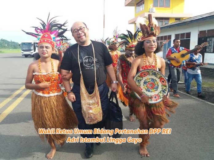 Wakil Ketua Umum Bidang Pertanahan DPP REI, sekaligus Ketua IKA Ikopin, Adri Istambul Lingga Gayo disambut secara adat saat tiba di Bandara Rendani, Manokwari, Papua Barat, Rabu (31/1).