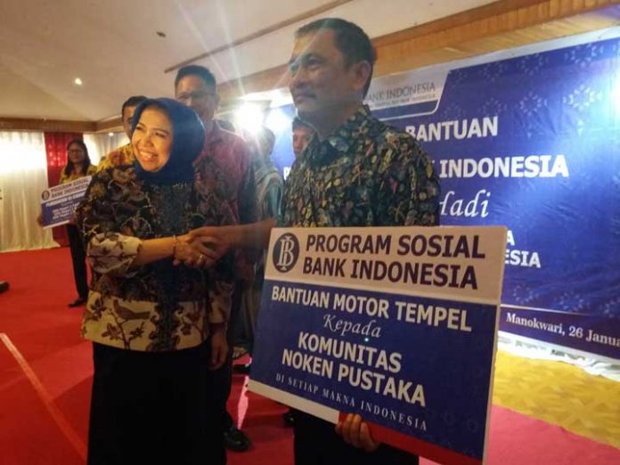 Deputi Gubernur Bank Indonesia, Rosmaya Hadi, menyerahkanbantuan secara simbolis, Jumat (26/1).