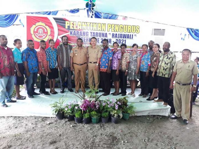 Bupati Manokwari Demas Paulus Mandacan fotobersama usai pelantikan Karang Taruna Rajawali Kelurahan Wosi, Selasa (30/1).