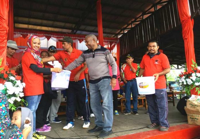 Gubernur Papua Barat Dominggus Mandacan saat menarik undian di sela jalan sehat peringatan HUT ke-45 PDIP di Lapangan Borarsi, Manokwari, Jumat (19/1).