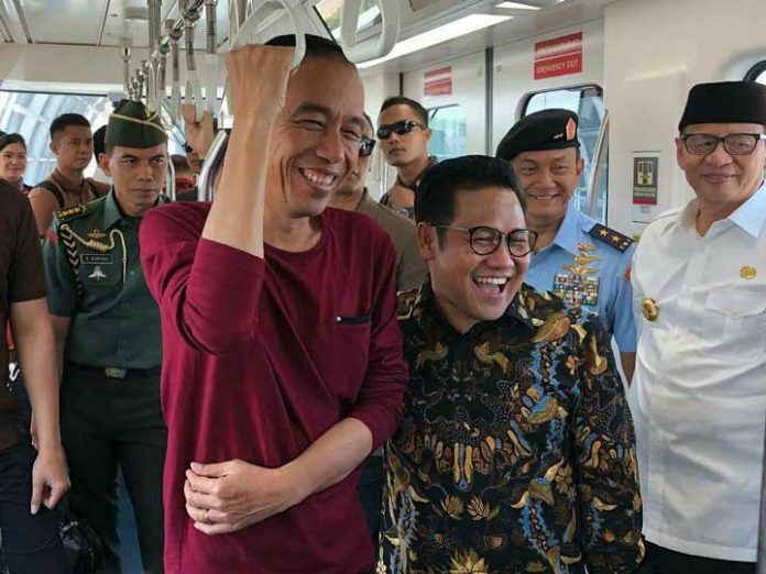 Presiden Joko Widodo, usai peresmian, naik kereta dari Bandara Soekarno Hatta ke stasiun Sudirman Baru, Selasa 2 Januari 2018.(foto: ist)