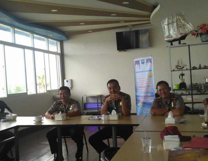 Kabid Humas Polda Papua Barat AKBP Hary Supriono (tengah), Kabid Propam Polda Papua Barat AKBP Rudy Prasetyo (kiri), dan Kapolres Manokwari AKBP Adam Erwindi saat menyampaikan penjelasan dan permohonan maaf atas insiden peresmian Mapolda Papua Barat.