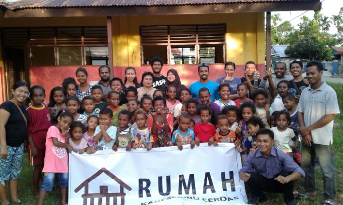 RKSC bersama anak-anak di Kampung Dowansiba.