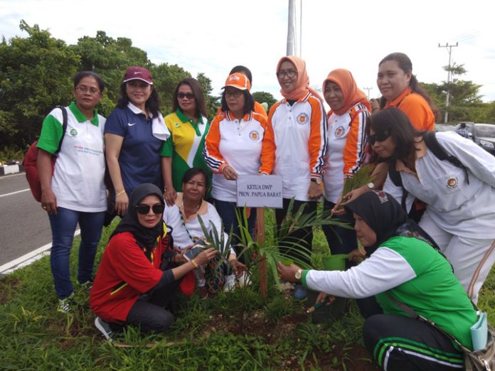 BKOW Papua Barat menanam pohon Palem Putri dan Trembesi di jalan menuju rumah dinas gubernur dan wakil gubernur di kawasan Susweni, Selasa (30/1).
