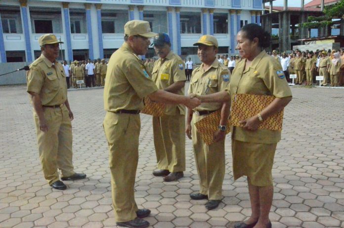 Wabup Manokwari Edi Budoyo menyerahkan piagam penghargaan dari Kementerian PAN dan RB ke RSUD, Pencatatan Sipil dan PTSP.