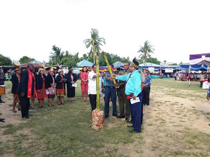 Ketua Klasis GKI Sorong Pdt. Isak Samuel Kwaktolo, S.Th, menyalakan obor PI sebagai tanda dibukanya pencanangan bulan PI ke-163.