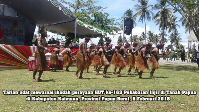 Tarian adat mewarnai prosesi ibadah peringatan HUT ke-163 Pekabaran Injil di Tanah Papua, 5 Februari 2018.